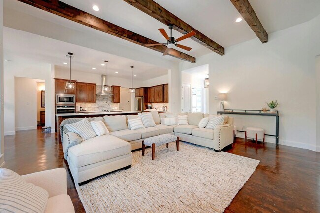Building Photo - Spacious 4-Bed Oasis at this Canyon Lake Gem!