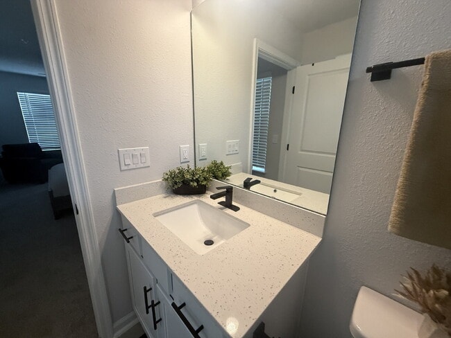 Building Photo - Modern 2-Bedroom Townhome with Garage Park...