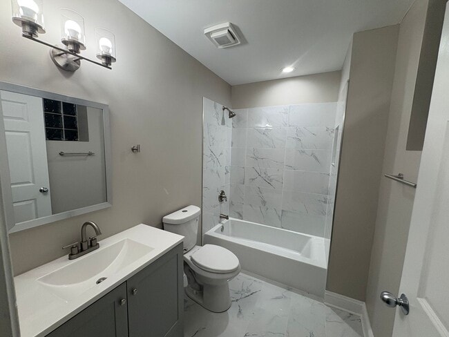 Building Photo - Spacious 2BD/2BA w/ High Ceilings + Modern...