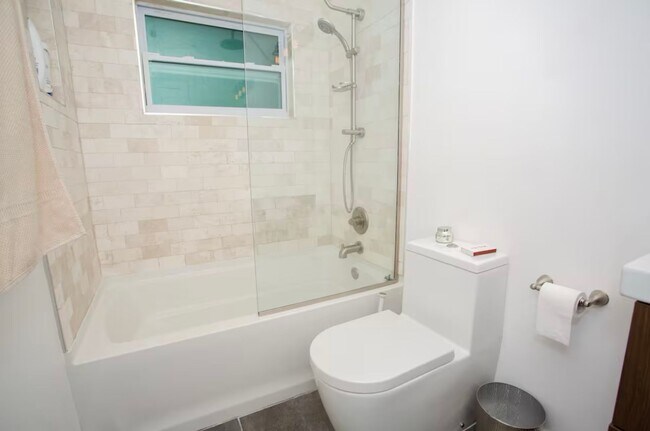 Building Photo - 3/2 Pool Home South Tampa Available NOW !!