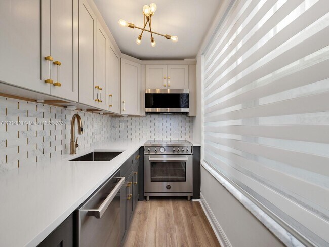 Building Photo - 1528 Drexel Ave