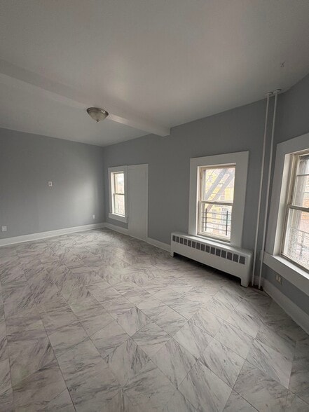Building Photo - 162 Waverly St
