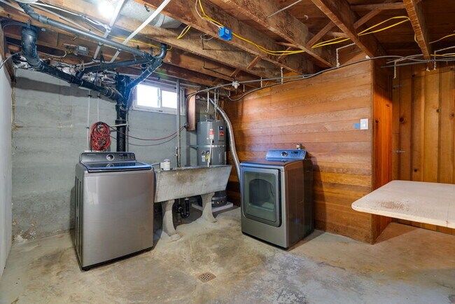 Building Photo - 1937 NE Dekum St