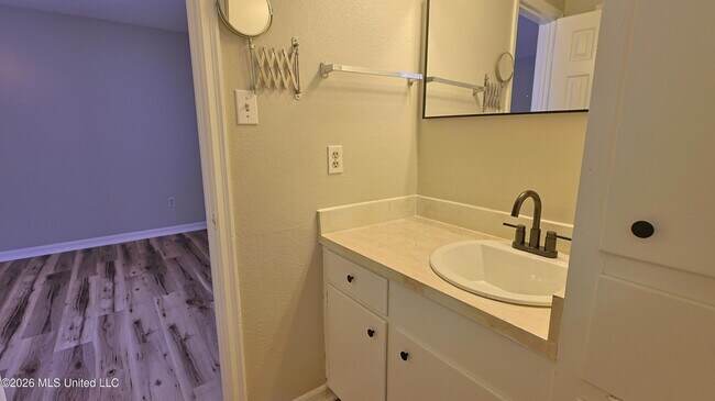 Building Photo - 1121 Woodfield Dr