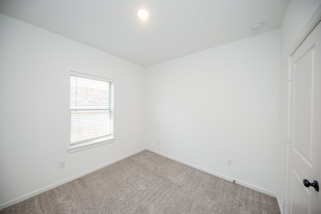 Building Photo - 42514 Summer Crst Rd