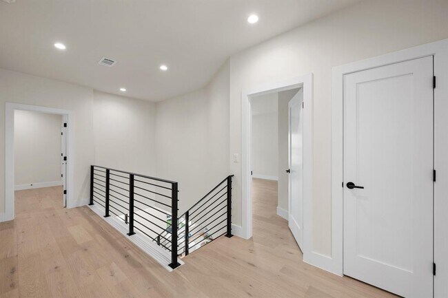 Building Photo - 13 Autumn Oaks Dr