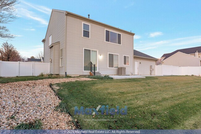 Building Photo - Beautiful 6BD, 3.5BTH, 3GAR Home in Cranberry Hills