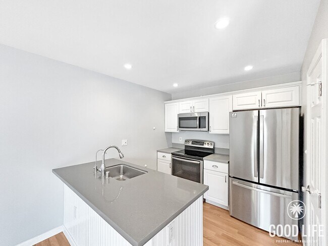 Building Photo - Spacious 2B/1.5BA Condo in Bay Park! Reserved Parking, Balcony, Fireplace Display & Pool!