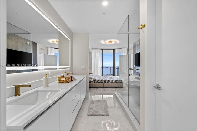 Building Photo - 700 NE 24th St