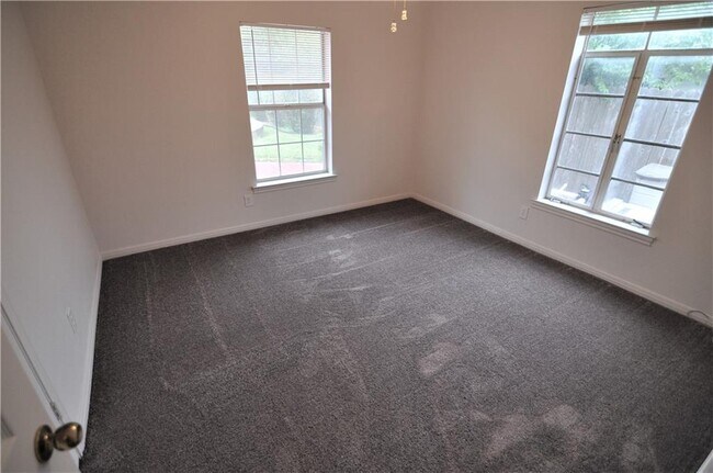 Building Photo - 2606 Cavileer Ave
