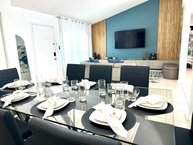 Building Photo - 333 W Shoreline Dr