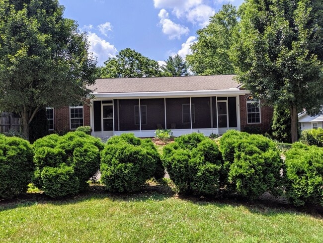 Building Photo - Rental-Beautiful West Asheville Home! **UTILITES INCLUDED**