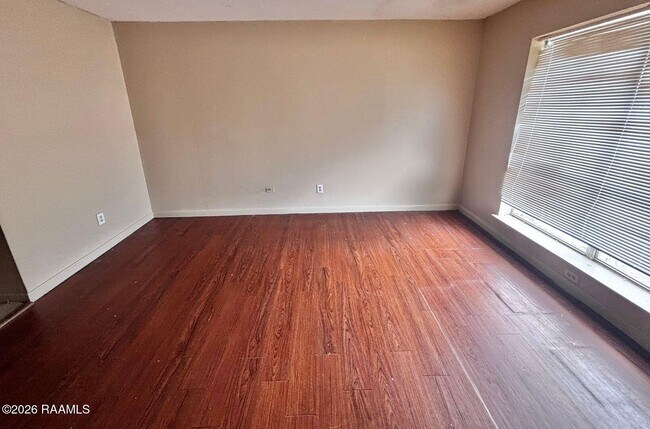 Building Photo - 102 Marigny Cir