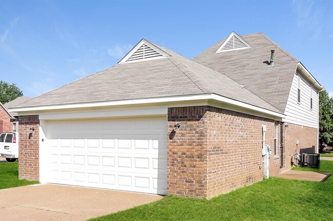 Building Photo - 7395 Brentlawn Dr