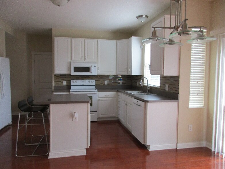 Building Photo - 784 Sanville Dr
