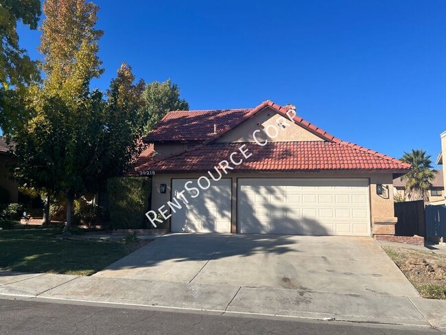 Primary Photo - 4 Bedroom Home For Rent in West Palmdale