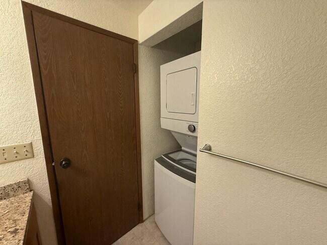Building Photo - Charming 2 bed, 1 bath Lynnwood Condo, $1725/mo.