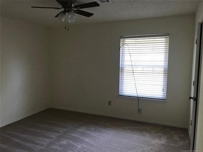 Building Photo - UNION Schools 3/2/2 near High School and Woodland Hills Mall.