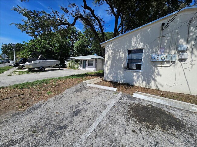 Building Photo - 118 NW 8th Ave