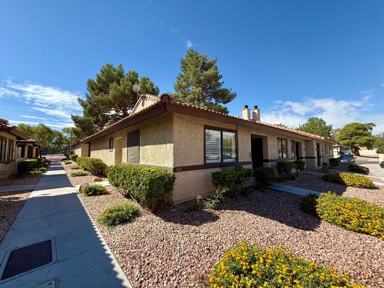 Primary Photo - 3375 E Tompkins Ave