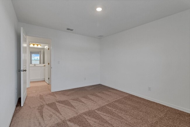 Building Photo - Like-New Ashton Woods Spacious 5BR 4BA, Prime Location Near I-4!