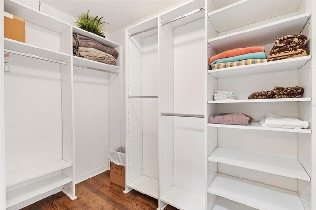 Building Photo - 3025 Bartow Ln