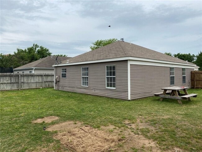 Building Photo - 2911 Beech Ave