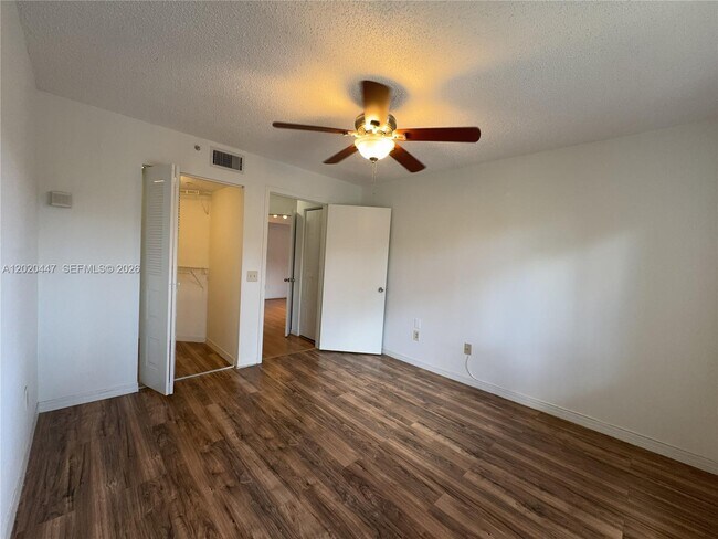 Building Photo - 470 S Park Rd