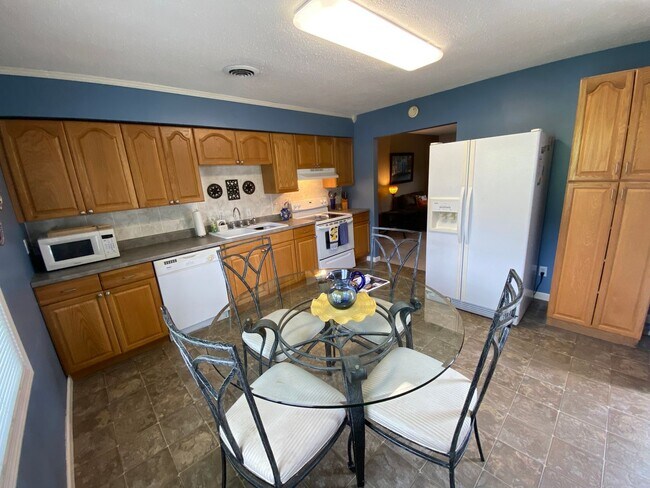 Building Photo - Lovelaceville Road