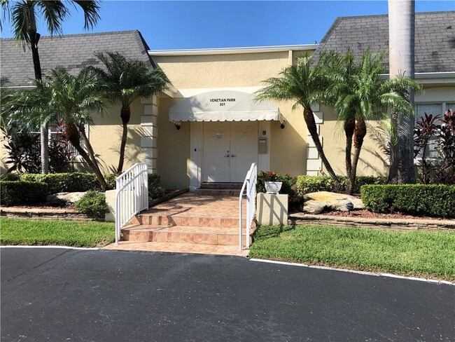 Building Photo - 1018 NE 25th Ave