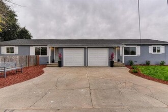 Building Photo - Beautifully Remodeled Duplex - 2 Bed, 1 Bath