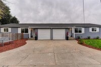 Building Photo - Beautifully Remodeled Duplex - 2 Bed, 1 Bath