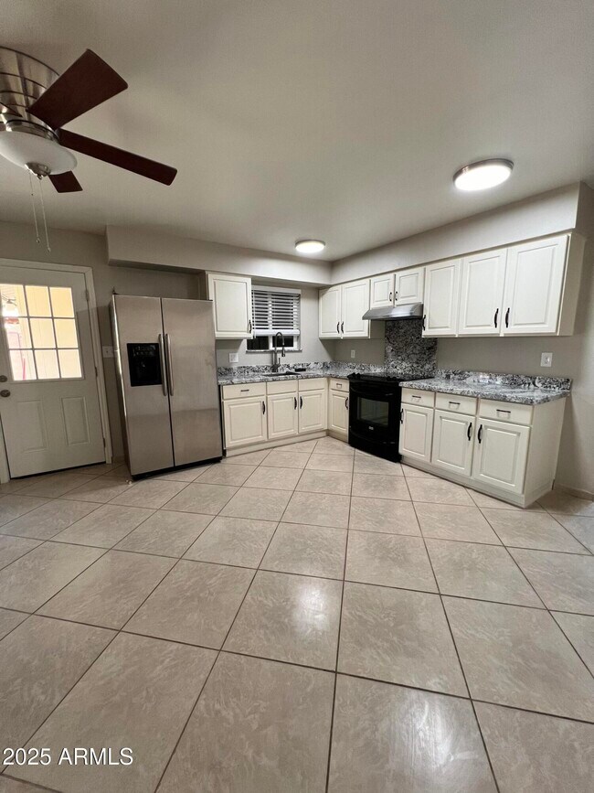 Building Photo - 4024 W Las Palmaritas Dr
