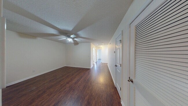 Building Photo - 3BR/ 2.5BA TOWNHOME With Garage - Timmerma...