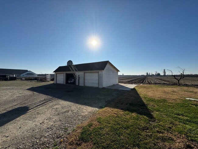 Building Photo - Country-style home with 4 bedrooms, 2 bath...