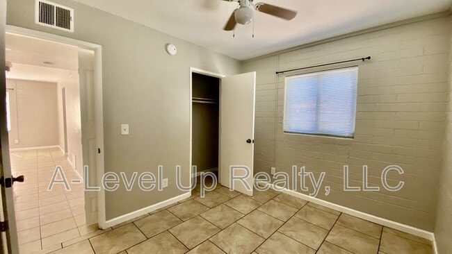 Building Photo - 2509 E Cochise Vista