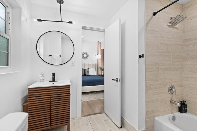 Building Photo - 615 SE 11th Ave