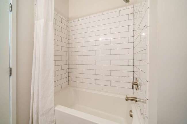 Building Photo - 528 S Person St
