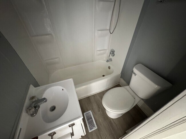 Building Photo - 2025-2027 Southeastern Ave