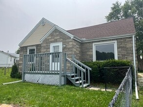 Building Photo - 3 Bedroom/1 Bathroom Home For Lease