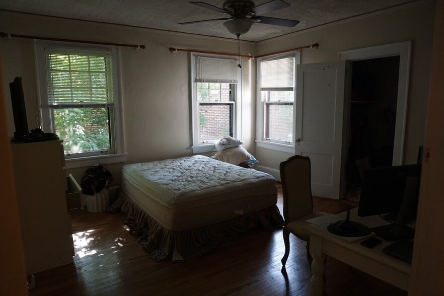 Building Photo - 1212 Virginia Ave. NE