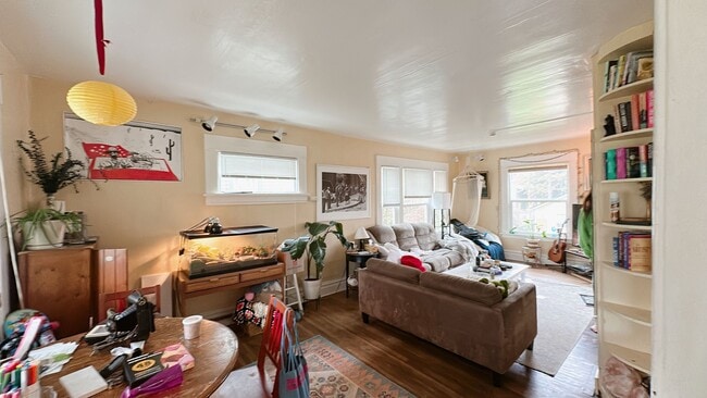 Building Photo - PRELEASE:  4+bdrm/1bath near WWU + Sehome Hill