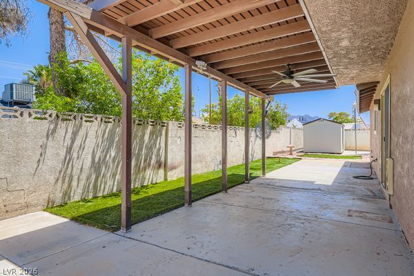 Building Photo - 733 Strawberry Pl