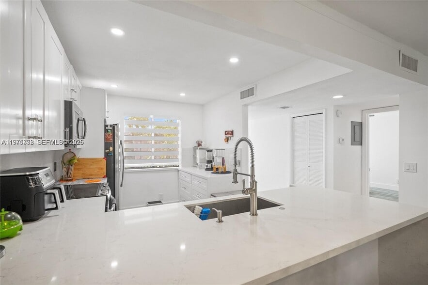 Building Photo - 380 Racquet Club Rd