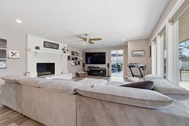 Building Photo - Charming 3-Bed Oasis with Scenic Waterfront Views and Pool 15 minutes from Downtown Nashville