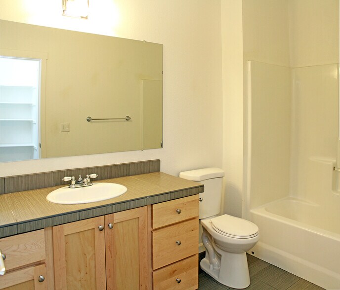 Building Photo - 1555 N Willis Blvd