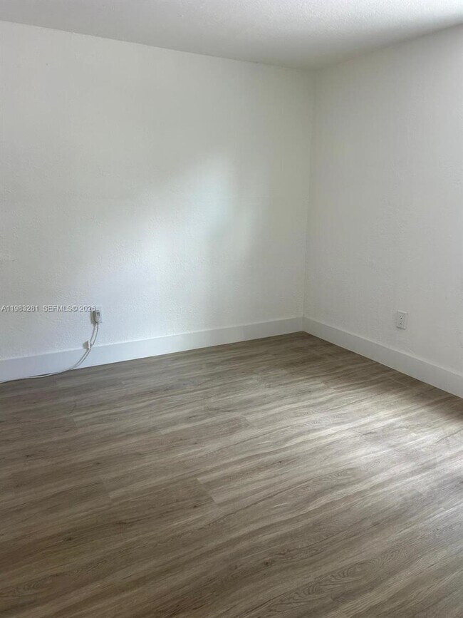 Building Photo - 2908 NW 14th Ct