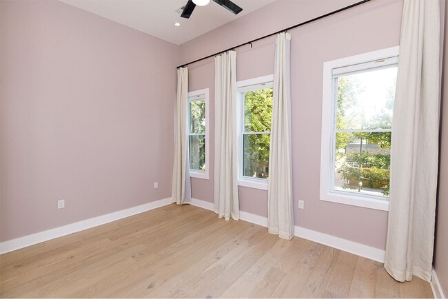 Building Photo - Beautifully Updated 4 Bed/3.5 Bath Row-Hom...