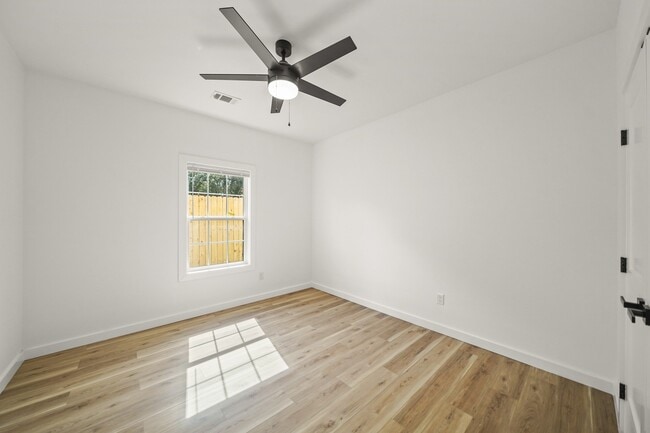 Building Photo - 6206 Lyndhurst Dr