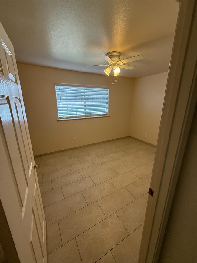 Building Photo - 1542 E Alluvial Ave